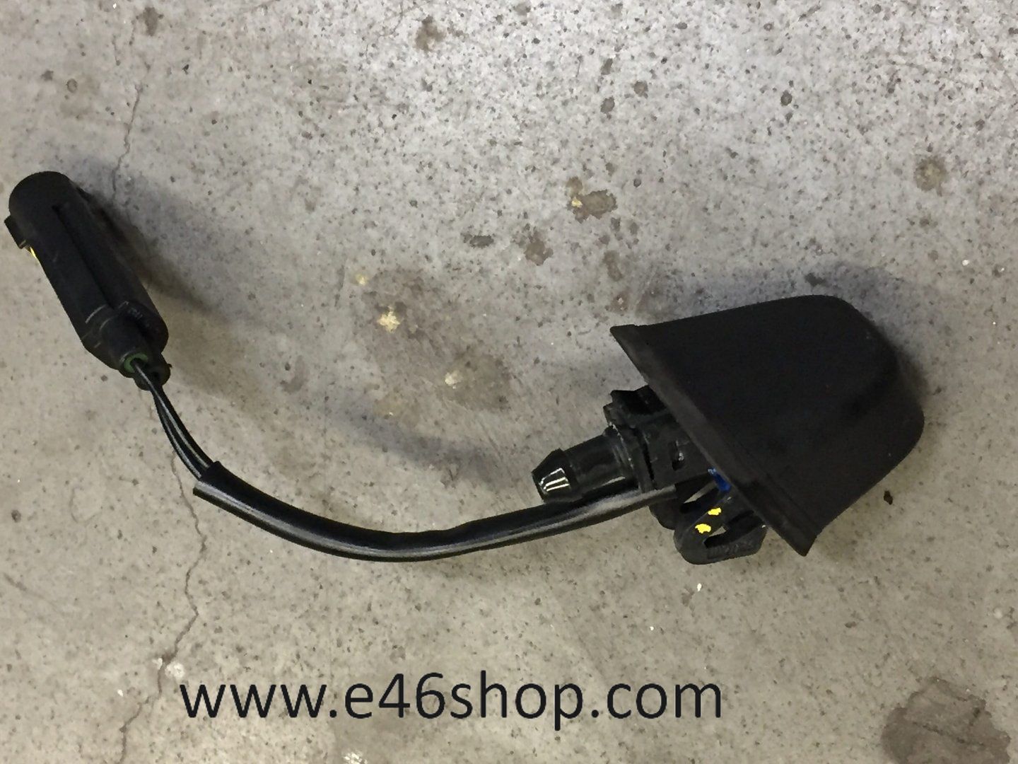Ruitensproeiernozzle BMW E90 E91 op de motorkap windscreen washer nozzle usado en Menorca