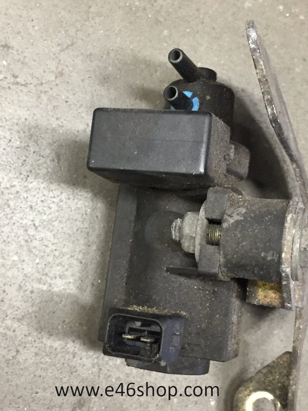 Vacuum ventiel BMW 320 DIESEL oe 72279600 vacuum valve usado en Menorca foto 2