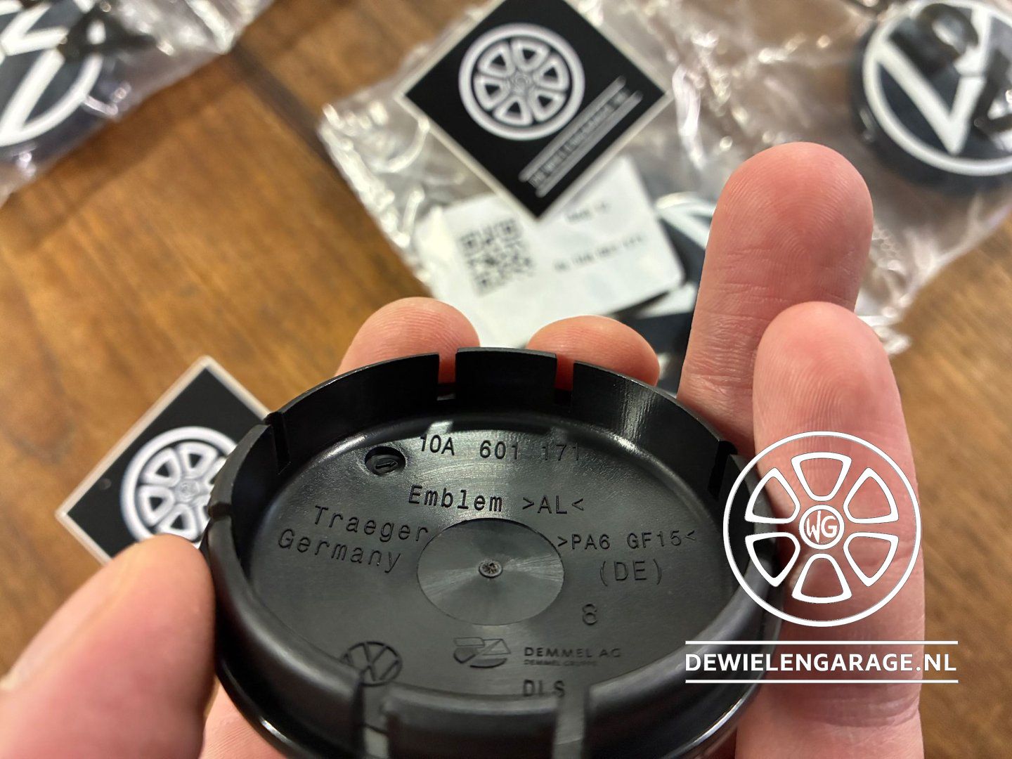 4x VW Naafkap originalineel nuevo ID Logo 10A 601 171 oa ID.3 ID.4 ID.5 ID.7 etc 10A601171 55mm 60mm naafdop ID3 ID4 ID5 ID7 ID BUZZ wheel hub usado en Menorca foto 6