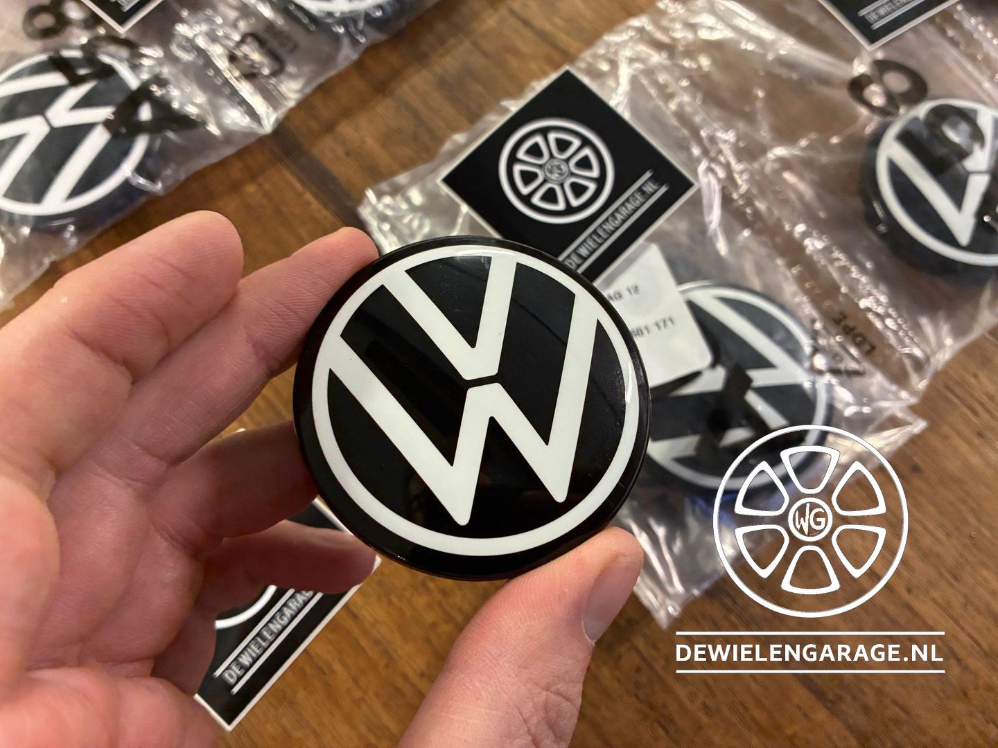 4x VW Naafkap originalineel nuevo ID Logo 10A 601 171 oa ID.3 ID.4 ID.5 ID.7 etc 10A601171 55mm 60mm naafdop ID3 ID4 ID5 ID7 ID BUZZ wheel hub usado en Menorca foto 4