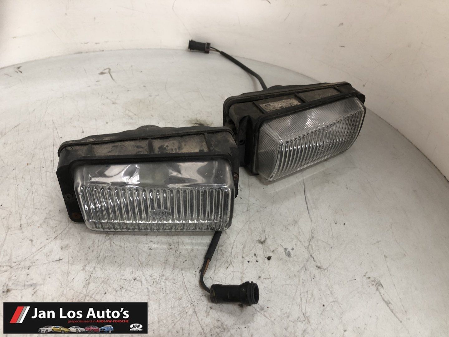 Audi 100 / 200 typ 44 C3 mistlamp set van 2 fog lamp front left and right usado en Menorca