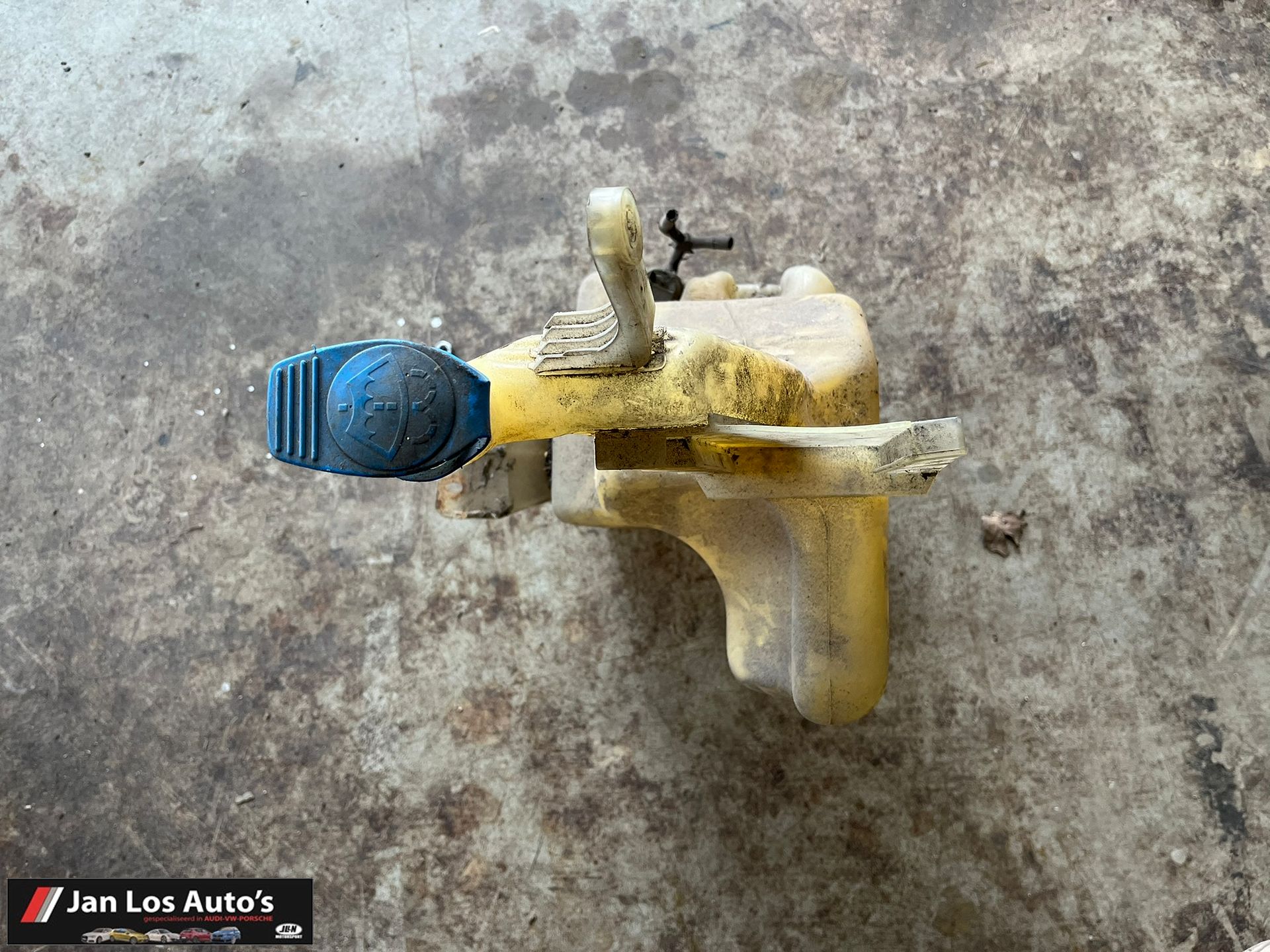 Audi V8 c3 typ 44Reservoir ruitensproeier 441955451A windshield washer tank sprinkler tank usado en Menorca foto 4