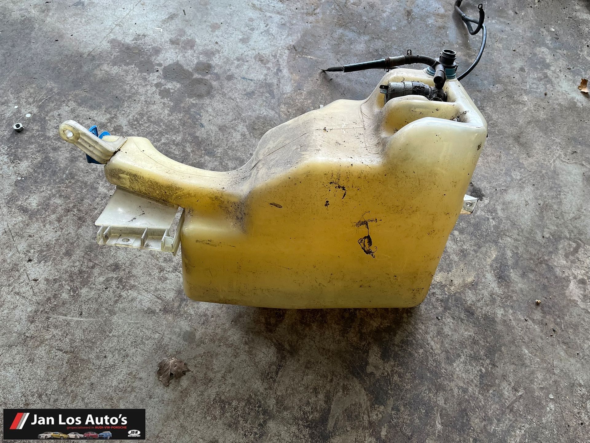 Audi V8 c3 typ 44Reservoir ruitensproeier 441955451A windshield washer tank sprinkler tank usado en Menorca foto 2