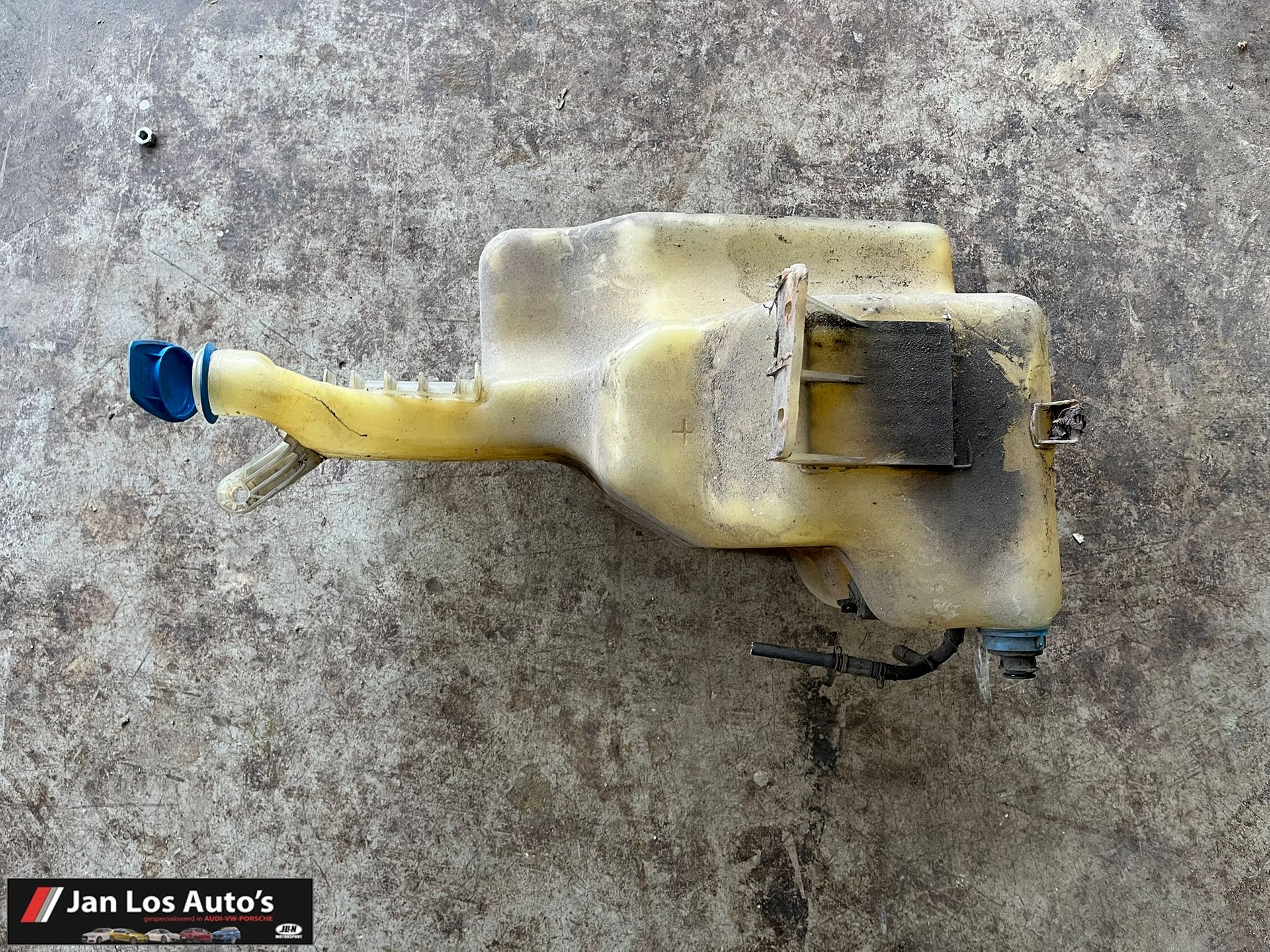 Audi V8 c3 typ 44Reservoir ruitensproeier 441955451A windshield washer tank sprinkler tank usado en Menorca