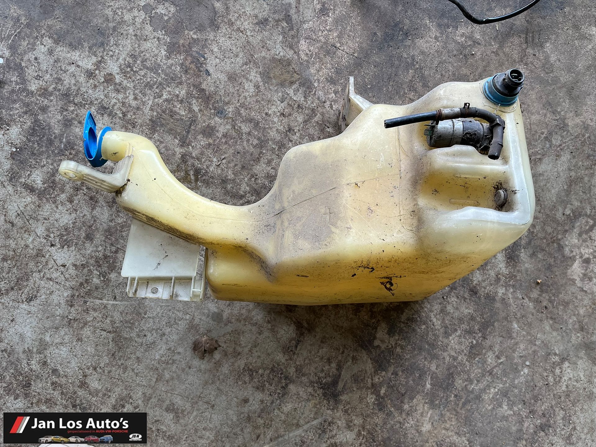 Audi V8 c3 typ 44Reservoir ruitensproeier 441955451A windshield washer tank sprinkler tank usado en Menorca foto 3