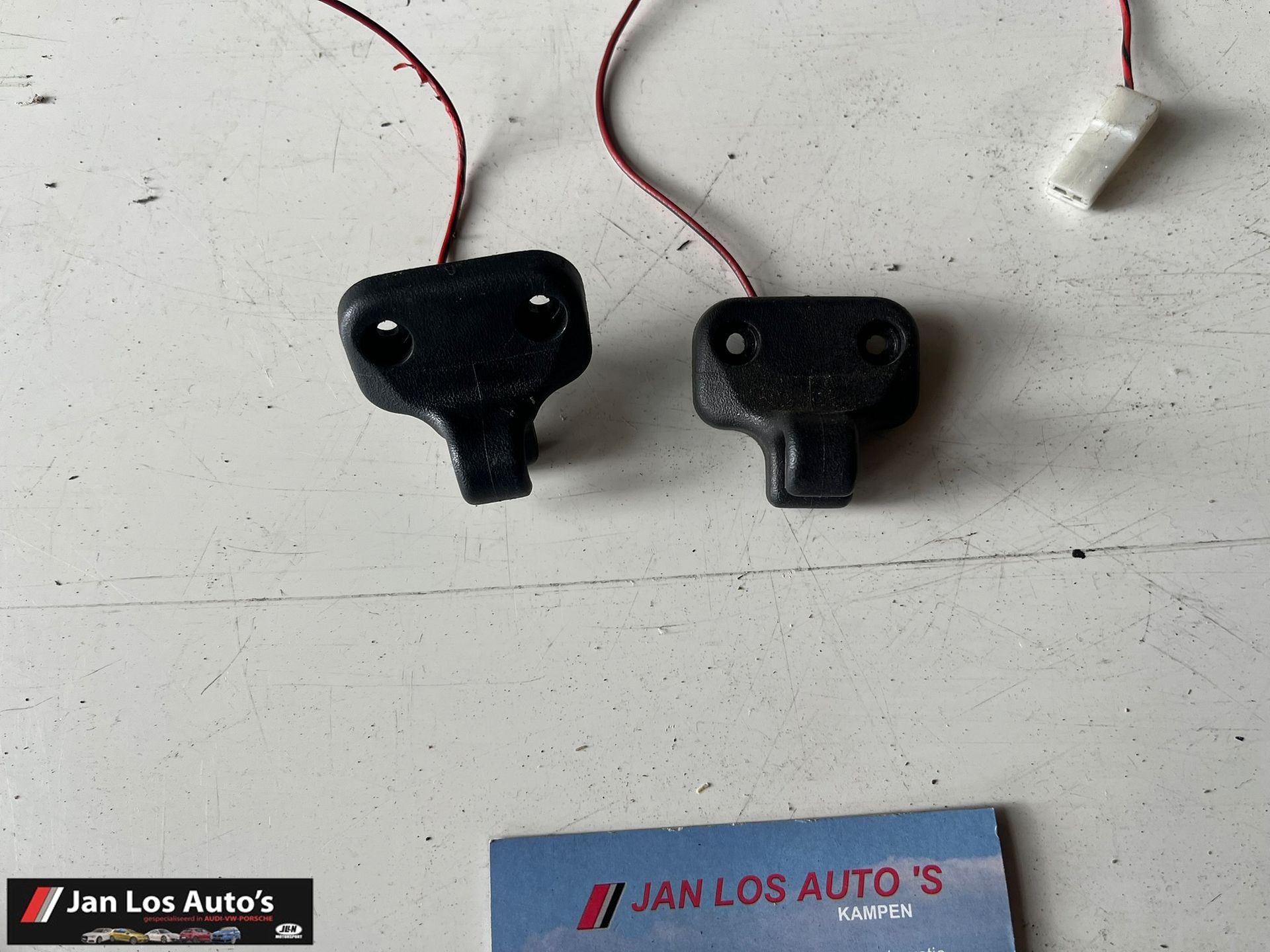 Zonneklep haak klem Audi Cabrio B4 8G0857561 sun visor single usado en Menorca foto 3
