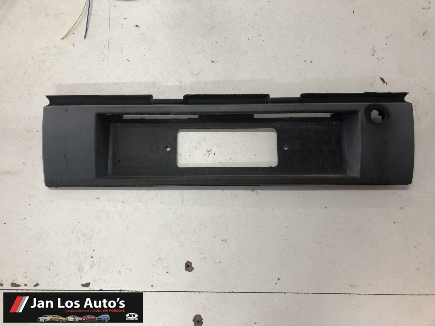 Middenplaat achterklep Facelift FL Audi 100 C3 443853456 grille rear light single usado en Menorca
