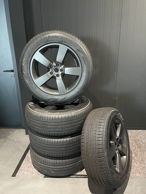 Land Rover Defender – Pirelli Scorpion zero - 255/60/R20 - All Season