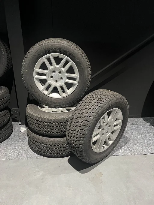 Land Rover Defender - Good Year all terrain - 255/65/R19 - All Season