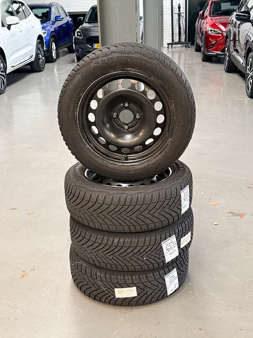 Winterbandenset op stalen velgen 205/55 R16 91H voor Peugeot 2008