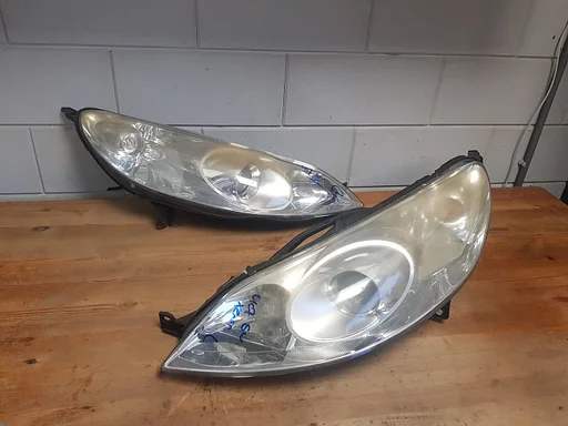 Peugeot 407 sedan / station 2004 - 2009 xenon koplamp €100