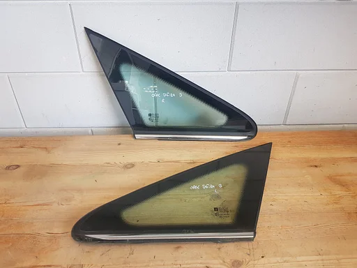 Opel Zafira B 2005 - 2012 zijruit ruit vooraan rechts €20