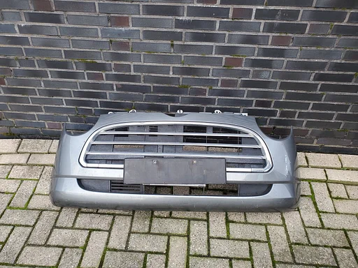 Daihatsu Trevis 2005 - 2010 voorbumper grijs met grille €175