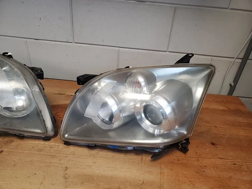 Toyota Avensis 2002 - 2008 koplamp links bestuurder €75
