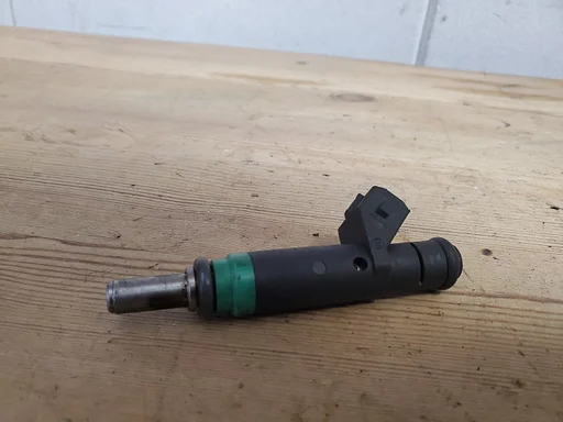 BMW 5 serie 545 550 v8 en 6 645 benzine injector 7525721 €25