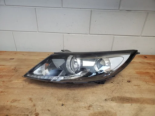 Kia Sportage 2010 - 2016 koplamp links met led strip €250