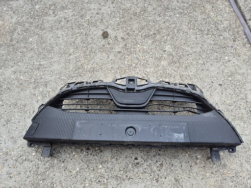 Toyota Yaris 4 2020 -2025 grille in voorbumper kleine schade