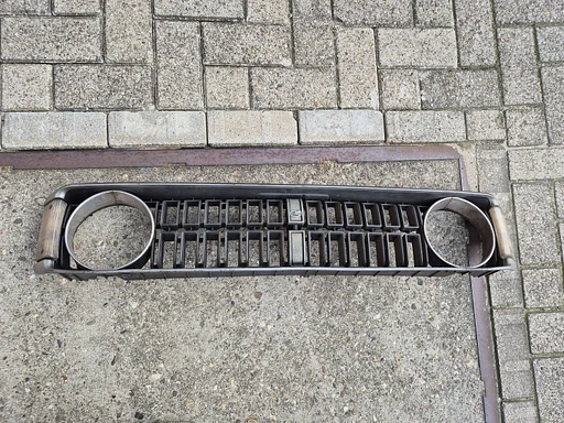 Toyota Carina 1972 - 1978 eerste model grille met knippers