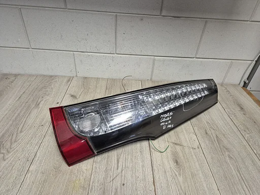 Mitsubishi Grandis 2004 - 2010 achterlicht rechts kraakjes