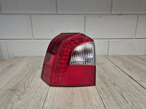 Volvo V70 2007 - 2012 achterlicht links op de auto €75