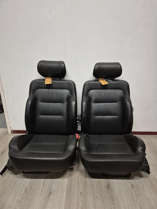 Peugeot 306 1993 - 2001 stoel zwart leer 3 deurs set €200