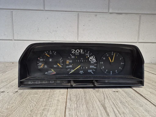 Mercedes 190 W201 tellerklok cockpit 87001169 benzine €75