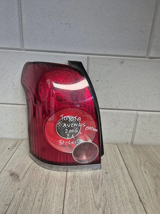 Toyota Avensis station 2003 - 2009 achterlicht links €100