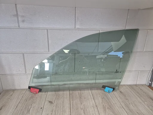 Maserati Quattroporte 2004 - 2012 ruit raam links voor €200