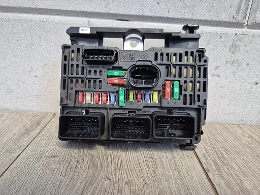 Zekeringkast BSM onder motorkap Peugeot 407 6500cg 2004-2010