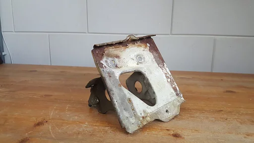 Peugeot 205 1983-1998 accubak accusteun steun bak geen roest