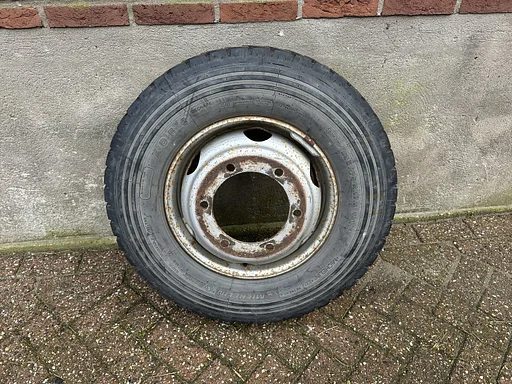 Mercedes Atego 2018 Reservewiel reserve wiel Michelin 235/75R17.5