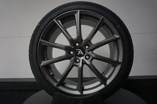 19 inch Renault Nissan Mazda 5x114.3 ET45 TPMS  MET NIEUWE BANDEN