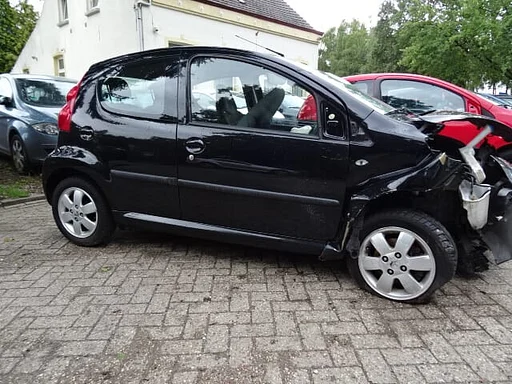 Peugeot 107 bj 2008 5 deurs voor demontage.