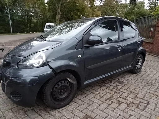 Toyota Aygo bj 2010 5 deurs 1kr b52 voor demontage.