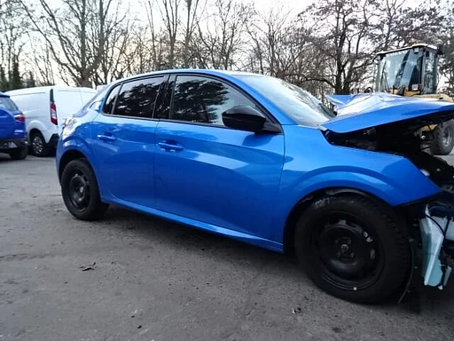 Peugeot 208 Bj 2023 1.2 benz 5 deurs voor demontage.