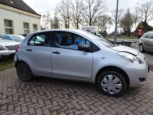 Toyota Yaris bj 2010 1KR 1.0 benz 5 deurs zilver voor demontage.
