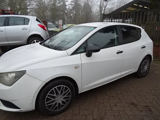 Seat Ibiza CGGB bj 2012 1.4 16v 5d 5 versnelling wit voor demontage.