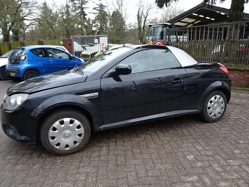 Opel Tigra Twintop bj 2006 1.8 16v zwart  voor demontage.