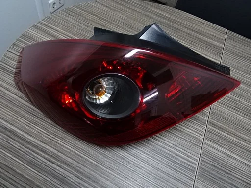 Achterlicht Opel Corsa D bj 2010 3 deurs donkere uitvoering  Links.