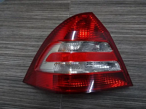 Achterlicht Mercedes C-Klasse w 203 bj 2005 links 4 deurs.