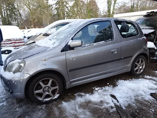 Toyota Yaris 1NZ-FE  bj 2001  1.5 VVTI 3 deurs voor demontage.