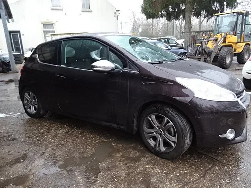 Peugeot 208 5F01 bj 2013 1.6 16v vti 57000 km voor demontage.