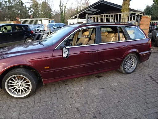 BMW 525 I E39  combi AUT voor demontage.