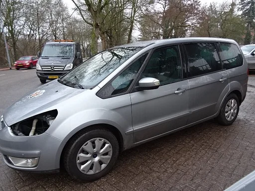 Ford Galaxy bj 2006 zilver benz heeft motorschade voor demontage.