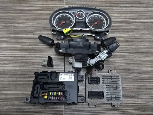 ECU Opel Corsa D bj 2011 A12XER complete set incl sloten.