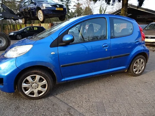 Peugeot 107 Bj 2010 5 deurs 205000 km voor demontage.
