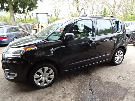 Citroen C3 Picasso bj 2013 1.4  motorschade voor demontage.