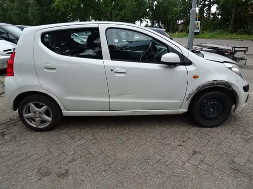 Nissan Pixo bj 2009 1.0 50 kw benz voor demontage.