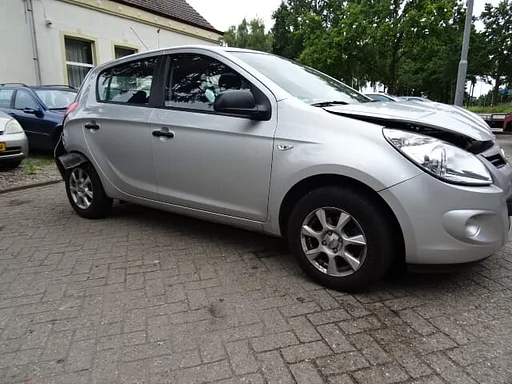 Hyundai I 20 1.2 G4LA bj 2012 benz 5d 78000 km voor demontage.