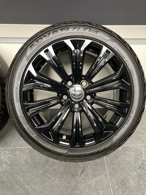 17” originele Toyota Corolla Hybrid velgen + banden 5x114.3 42611-02R30